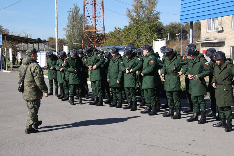 Осенний призыв в Ростовской области. Призывники на сборном пункте военного комиссариата перед отправкой к месту несения военной службы.