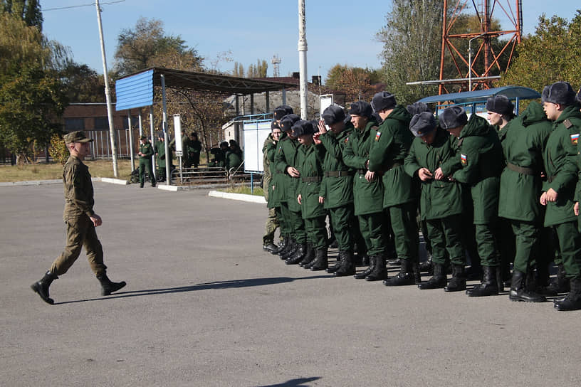 Осенний призыв в Ростовской области. Призывники на сборном пункте военного комиссариата перед отправкой к месту несения военной службы.