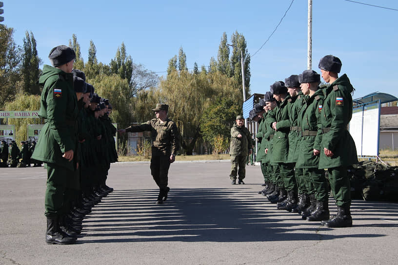 Осенний призыв в Ростовской области. Призывники на сборном пункте военного комиссариата перед отправкой к месту несения военной службы.