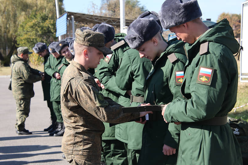 Осенний призыв в Ростовской области. Призывники на сборном пункте военного комиссариата перед отправкой к месту несения военной службы.