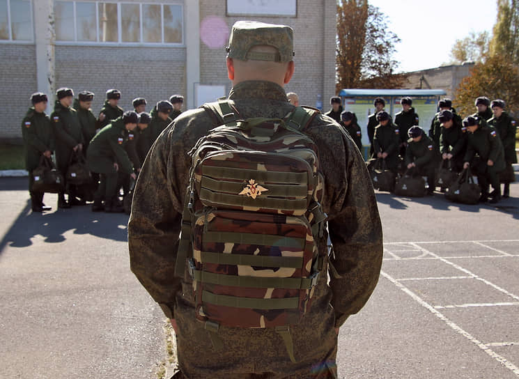 Осенний призыв в Ростовской области. Призывники на сборном пункте военного комиссариата перед отправкой к месту несения военной службы.