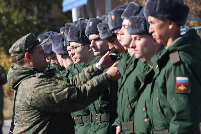 Осенний призыв в Ростовской области. Призывники на сборном пункте военного комиссариата перед отправкой к месту несения военной службы.