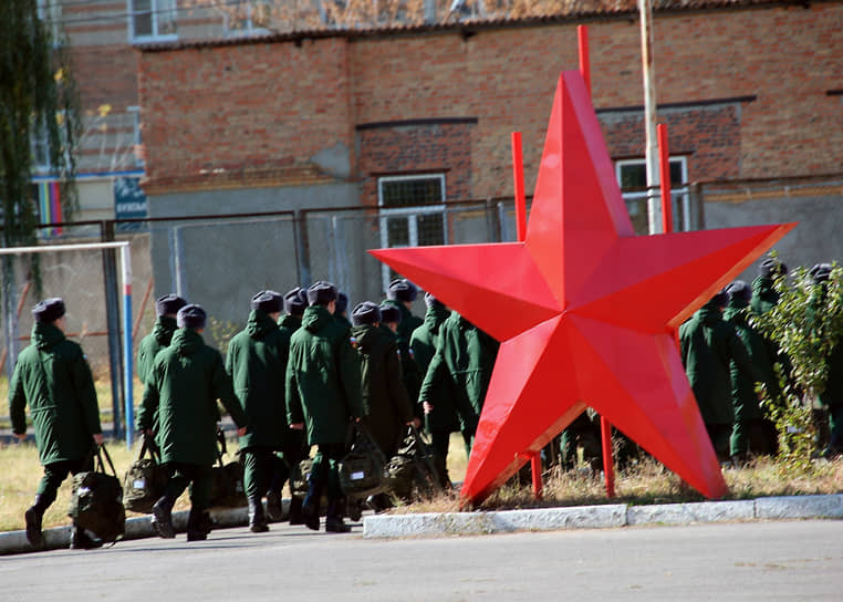 Осенний призыв в Ростовской области. Призывники на сборном пункте военного комиссариата перед отправкой к месту несения военной службы.