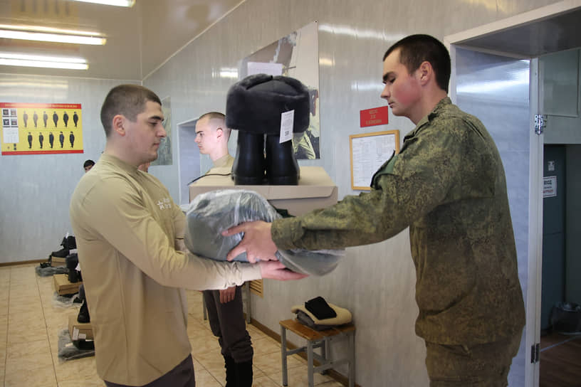 Осенний призыв в Ростовской области. Призывники на сборном пункте военного комиссариата перед отправкой к месту несения военной службы.