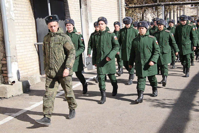 Осенний призыв в Ростовской области. Призывники на сборном пункте военного комиссариата перед отправкой к месту несения военной службы.