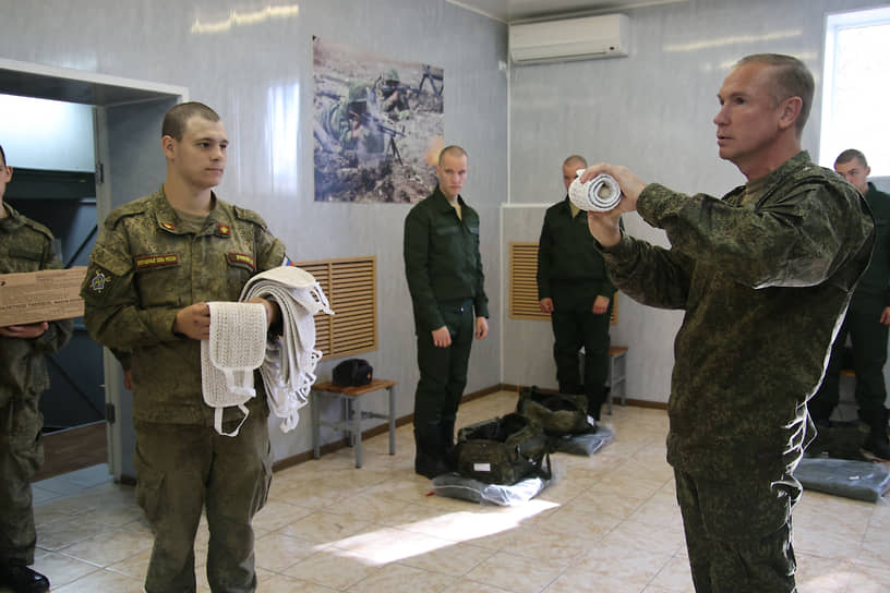 Осенний призыв в Ростовской области. Призывники на сборном пункте военного комиссариата перед отправкой к месту несения военной службы.