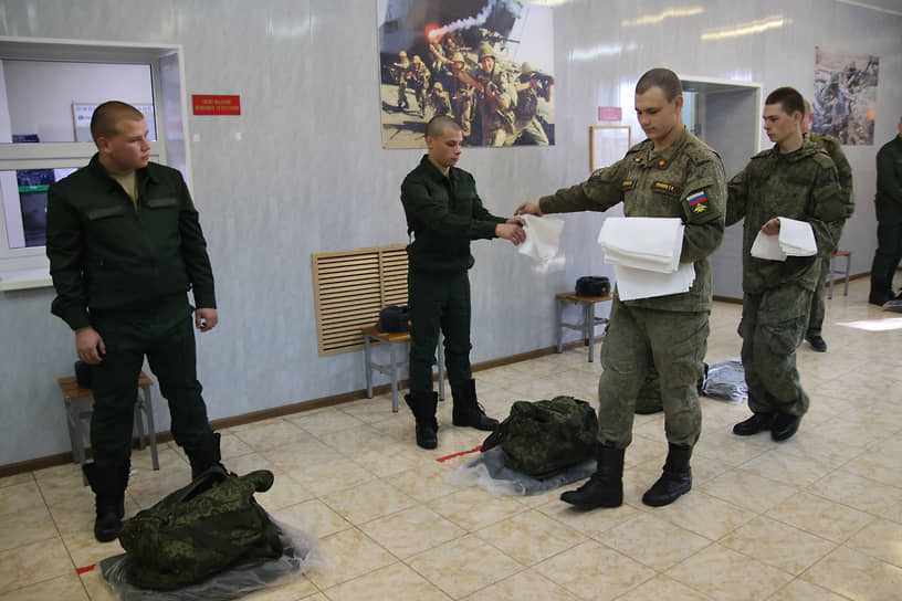 Осенний призыв в Ростовской области. Призывники на сборном пункте военного комиссариата перед отправкой к месту несения военной службы.