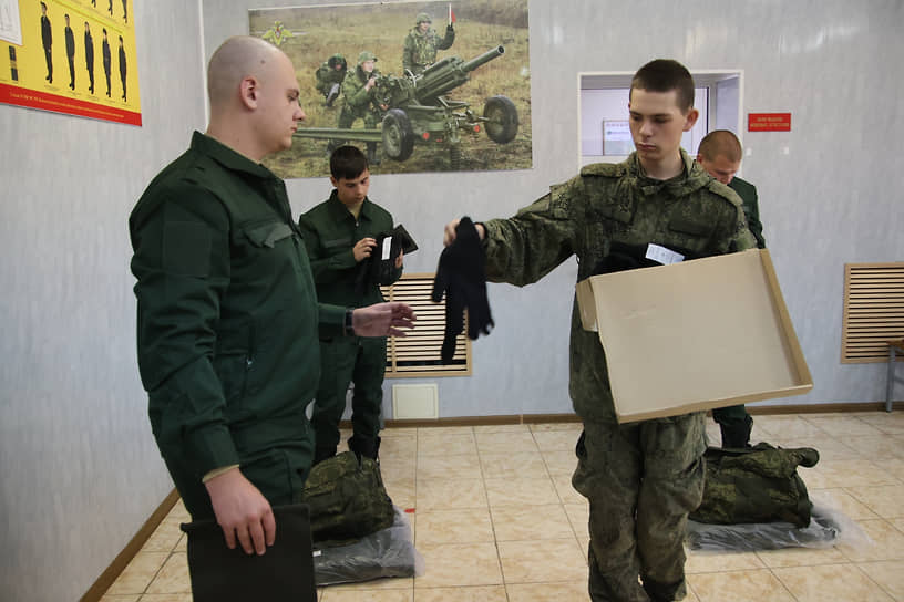 Осенний призыв в Ростовской области. Призывники на сборном пункте военного комиссариата перед отправкой к месту несения военной службы.