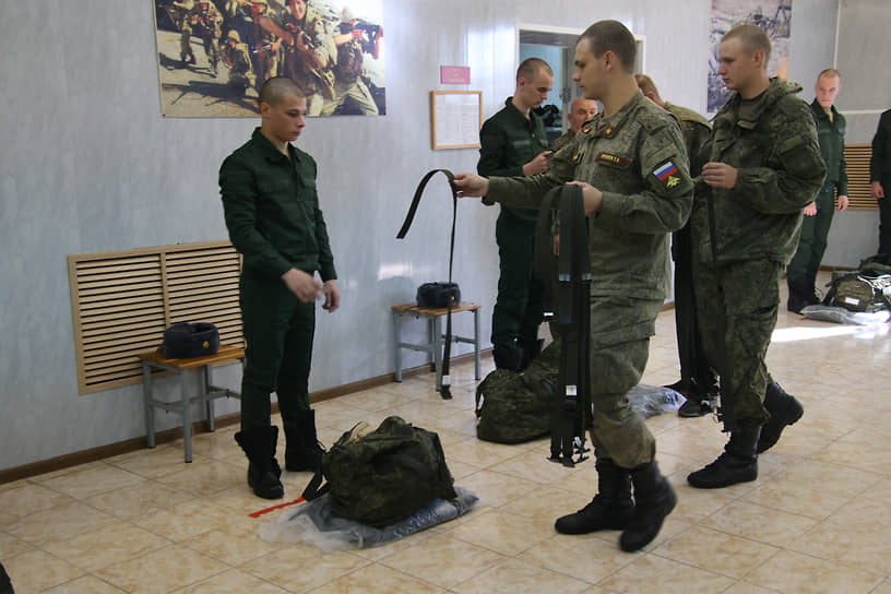 Осенний призыв в Ростовской области. Призывники на сборном пункте военного комиссариата перед отправкой к месту несения военной службы.