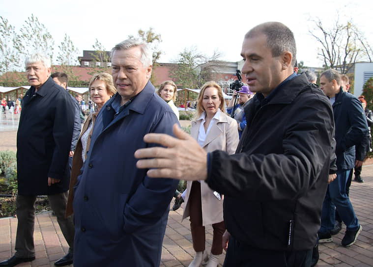 Фестиваль &quot;День Донского урожая&quot; в парке &quot;Левобережный&quot;. Губернатор Ростовской области Василий Голубев (в центре) и министр сельского хозяйства и продовольствия Ростовской области Константин Рачаловский (справа) на выставке-ярмарке фермерской продукции, товаров виноделов и ремесленников