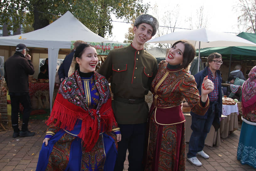 Фестиваль &quot;День Донского урожая&quot; в парке &quot;Левобережный&quot;. Выставка-ярмарка фермерской продукции, товаров виноделов и ремесленников