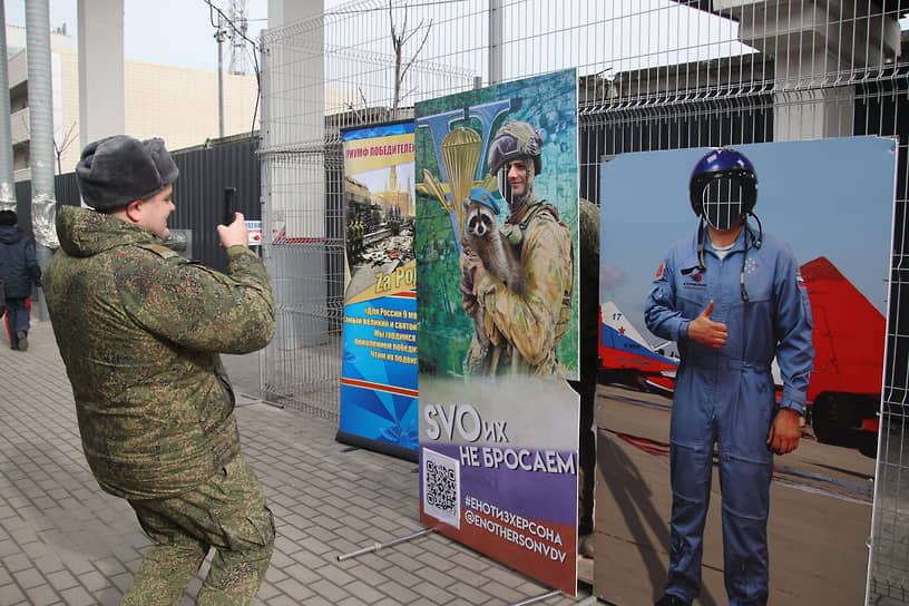 Тематический агитационный поезд Министерства обороны России &quot;Сила в правде&quot; на Главном железнодорожном вокзале. Жанровая фотография. Посетители во время осмотра экспозиции