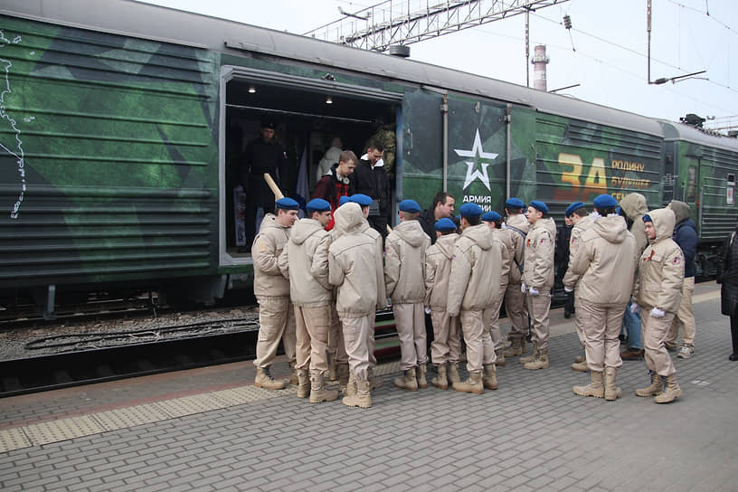 Тематический агитационный поезд Министерства обороны России &quot;Сила в правде&quot; на Главном железнодорожном вокзале. Жанровая фотография. Посетители во время осмотра экспозиции