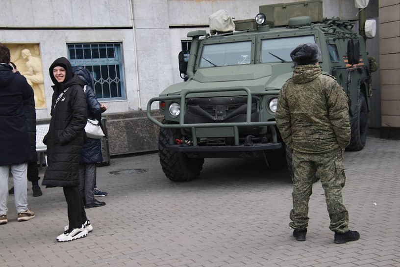 Тематический агитационный поезд Министерства обороны России &quot;Сила в правде&quot; на Главном железнодорожном вокзале. Жанровая фотография. Посетители во время осмотра экспозиции