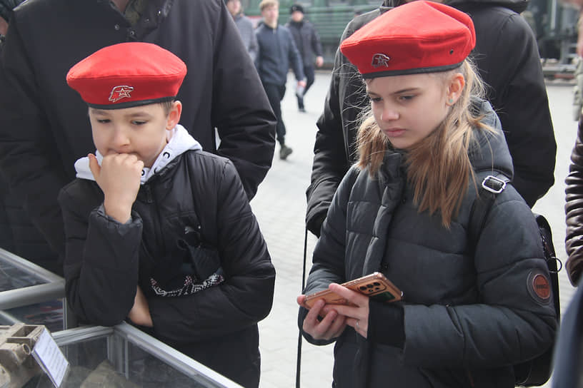 Тематический агитационный поезд Министерства обороны России &quot;Сила в правде&quot; на Главном железнодорожном вокзале. Жанровая фотография. Посетители во время осмотра экспозиции