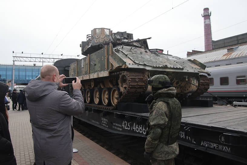 Тематический агитационный поезд Министерства обороны России &quot;Сила в правде&quot; на Главном железнодорожном вокзале. Жанровая фотография. Посетители во время осмотра экспозиции