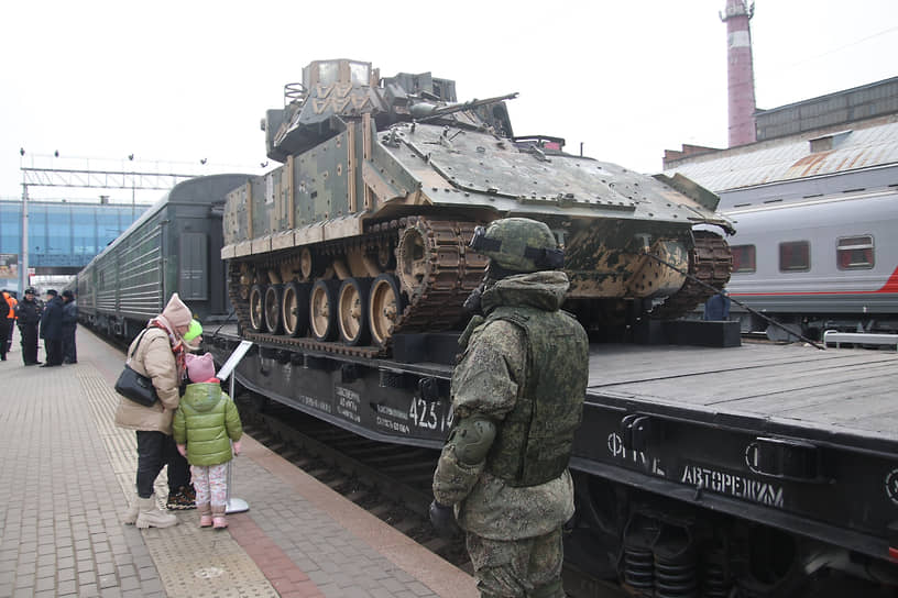 Тематический агитационный поезд Министерства обороны России &quot;Сила в правде&quot; на Главном железнодорожном вокзале. Жанровая фотография. Посетители во время осмотра экспозиции