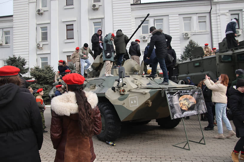 Тематический агитационный поезд Министерства обороны России &quot;Сила в правде&quot; на Главном железнодорожном вокзале. Жанровая фотография. Посетители во время осмотра экспозиции