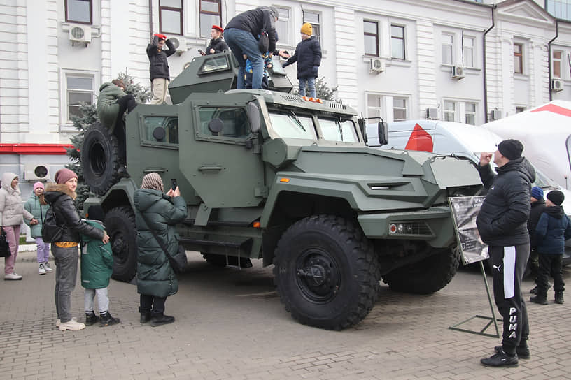 Тематический агитационный поезд Министерства обороны России &quot;Сила в правде&quot; на Главном железнодорожном вокзале. Жанровая фотография. Посетители во время осмотра экспозиции