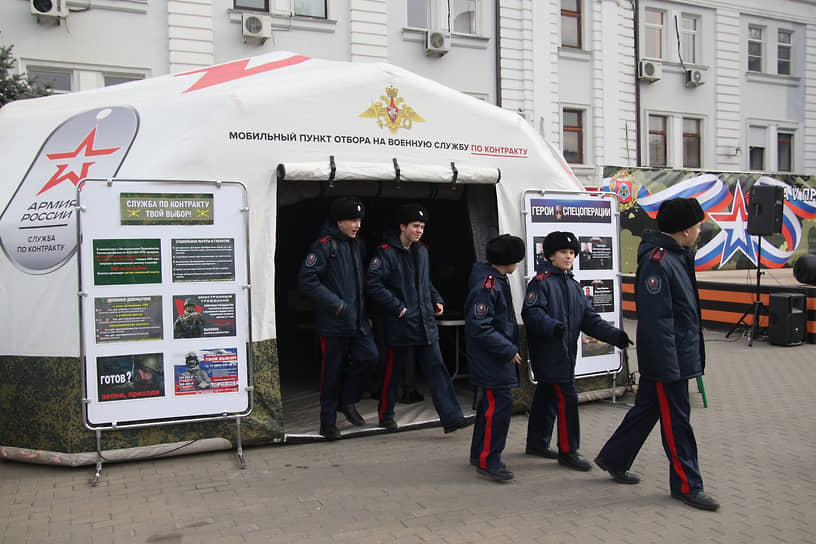 Тематический агитационный поезд Министерства обороны России &quot;Сила в правде&quot; на Главном железнодорожном вокзале. Жанровая фотография. Посетители во время осмотра экспозиции