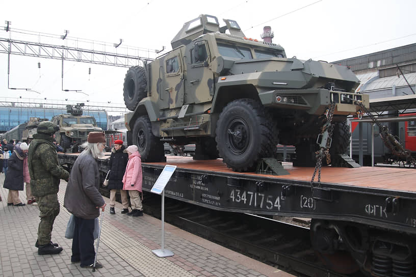 Тематический агитационный поезд Министерства обороны России &quot;Сила в правде&quot; на Главном железнодорожном вокзале. Жанровая фотография. Посетители во время осмотра экспозиции