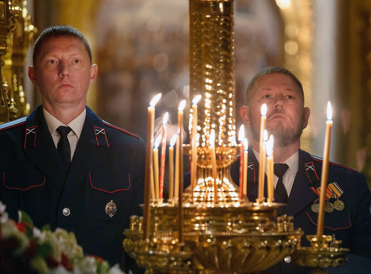 Праздничное Пасхальное богослужение в Ростовском кафедральном соборе Рождества Пресвятой Богородицы. Военнослужащие во время пасхальной службы