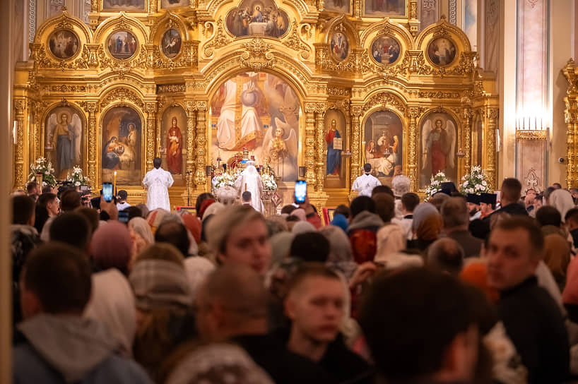 Праздничное Пасхальное богослужение в Ростовском кафедральном соборе Рождества Пресвятой Богородицы