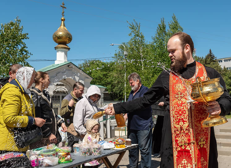 Праздничное Пасхальное богослужение в Ростовском кафедральном соборе Рождества Пресвятой Богородицы. Священнослужители и верующие во время чина освящения пасхальных куличей, яиц и пасхи