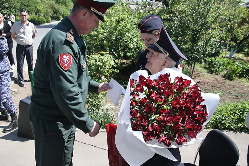 Акция &quot;Парад у дома Ветерана&quot; в преддверии 79-й годовщины Победы в Великой Отечественной войне. Ветеран Великой Отечественной войны Петр Павлович Голышкин (98 лет) у себя дома