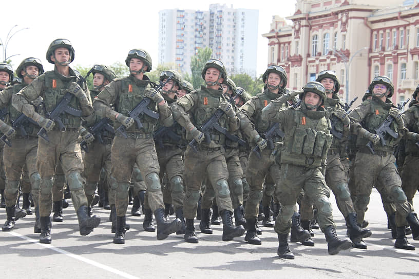 Военный парад на Театральной площади, посвященный 79-й годовщине Победы в Великой Отечественной войне. Парадные расчеты военнослужащих во время парада