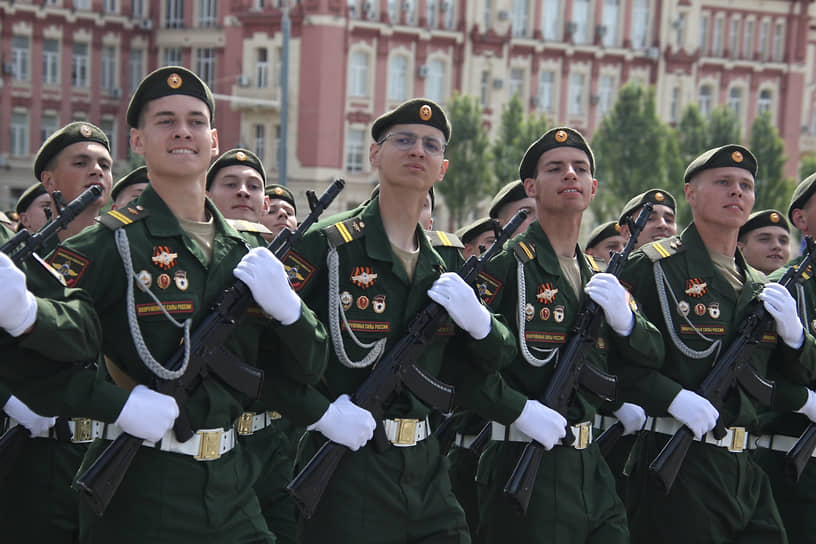 Военный парад на Театральной площади, посвященный 79-й годовщине Победы в Великой Отечественной войне. Парадные расчеты военнослужащих во время парада