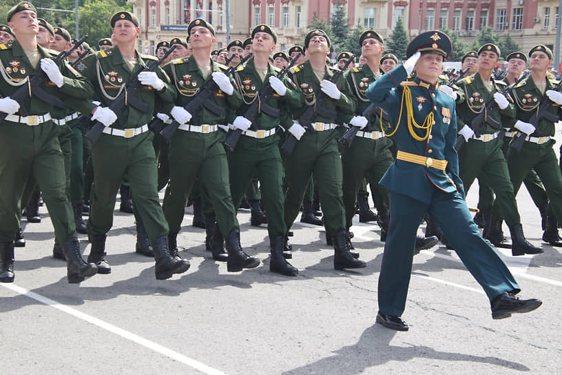 Военный парад на Театральной площади, посвященный 79-й годовщине Победы в Великой Отечественной войне. Парадные расчеты военнослужащих во время парада