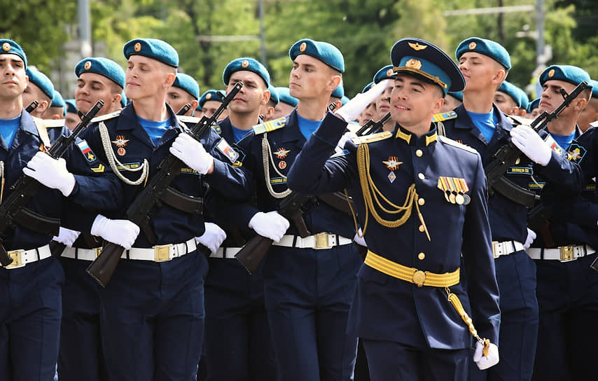 Военный парад на Театральной площади, посвященный 79-й годовщине Победы в Великой Отечественной войне. Парадные расчеты военнослужащих во время парада