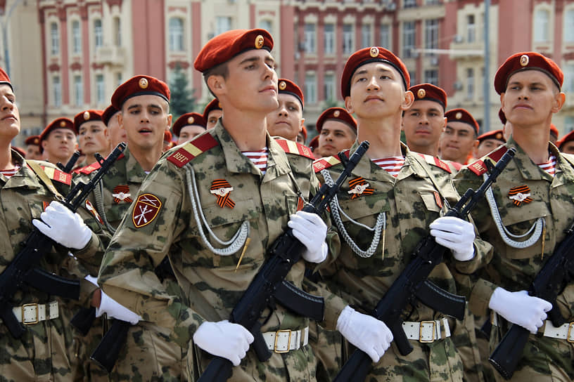 Военный парад на Театральной площади, посвященный 79-й годовщине Победы в Великой Отечественной войне. Парадные расчеты военнослужащих во время парада