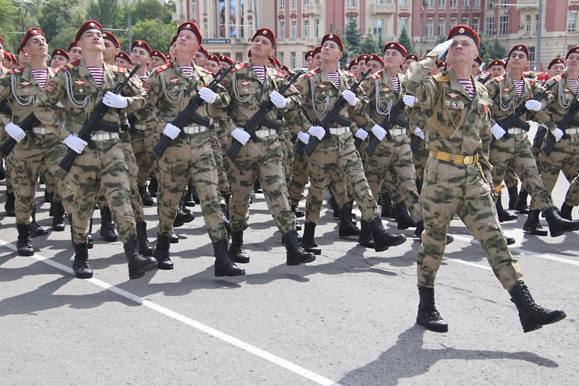 Военный парад на Театральной площади, посвященный 79-й годовщине Победы в Великой Отечественной войне. Парадные расчеты военнослужащих во время парада