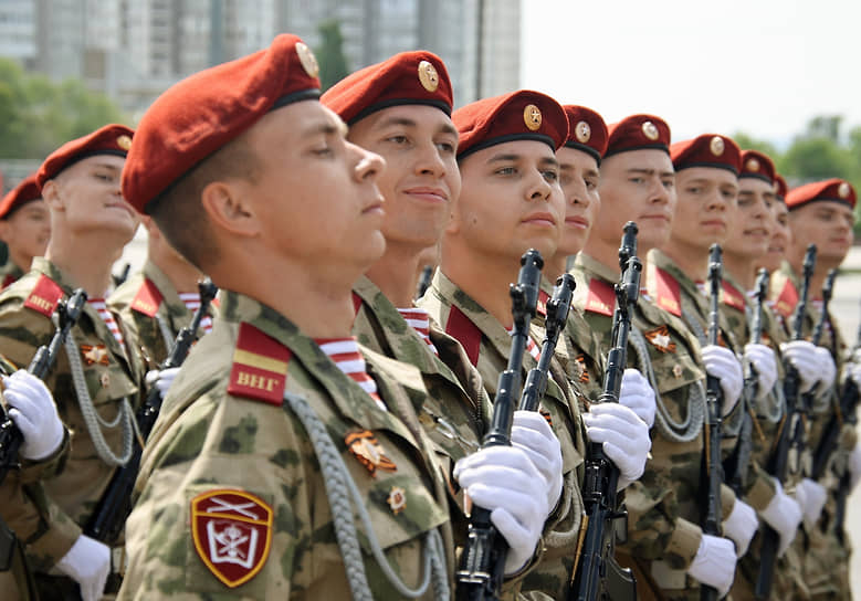 Военный парад на Театральной площади, посвященный 79-й годовщине Победы в Великой Отечественной войне. Парадные расчеты военнослужащих во время парада