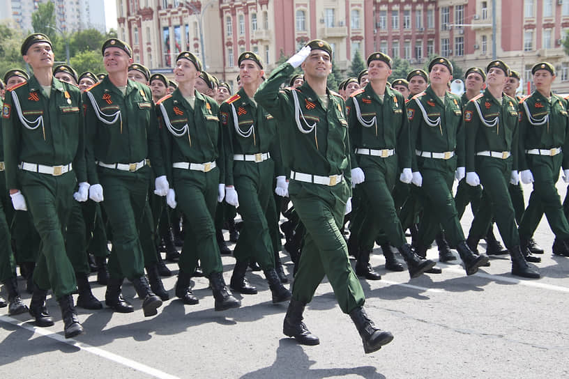 Военный парад на Театральной площади, посвященный 79-й годовщине Победы в Великой Отечественной войне. Парадные расчеты военнослужащих во время парада