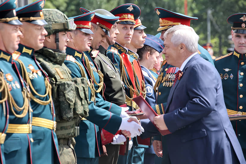 Военный парад на Театральной площади, посвященный 79-й годовщине Победы в Великой Отечественной войне. Губернатор Ростовской области Василий Голубев (справа) во время парада