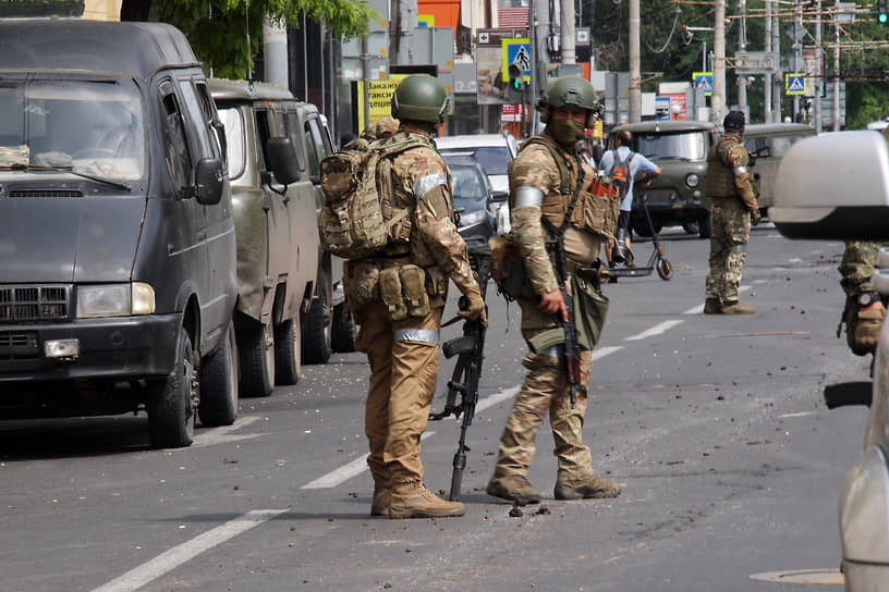 Ситуация в Ростове-на-Дону. Военнослужащие на улице города.