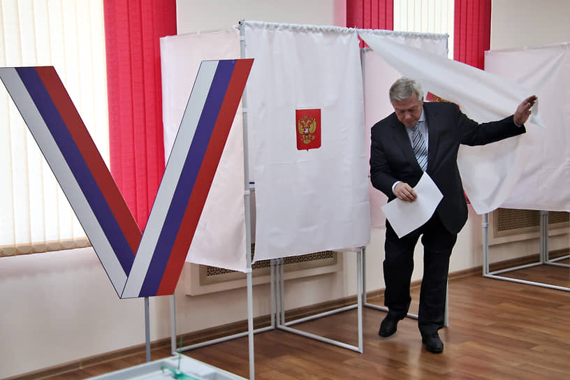 Губернатор Ростовской области Василий Голубев на избирательном участке