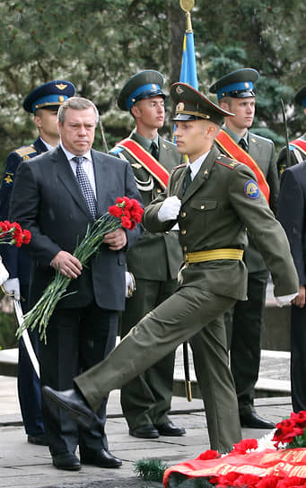 Губернатор Ростовской области Василий Голубев (слева), во время возложения венков к вечному огню, в день памяти и скорби