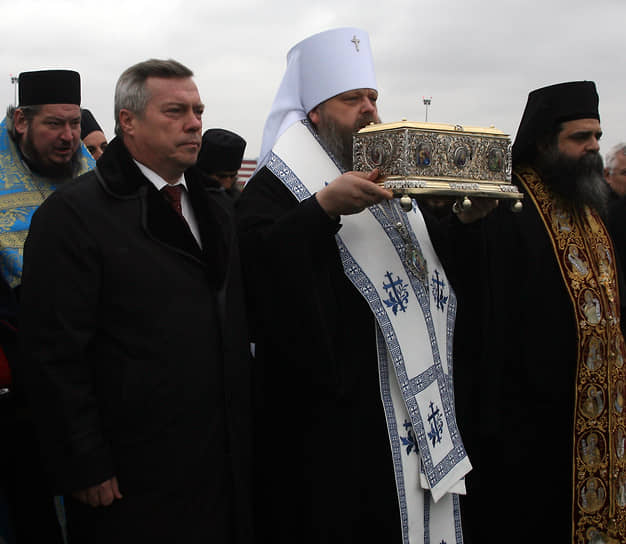 В аэропорту Ростова-на-Дону губернатор Ростовской области Василий Голубев (слева) и архиепископ Ростовский и Новочеркасский Меркурий (в центре) встретили греческих монахов с православной святыней - поясом Пресвятой Богородицы