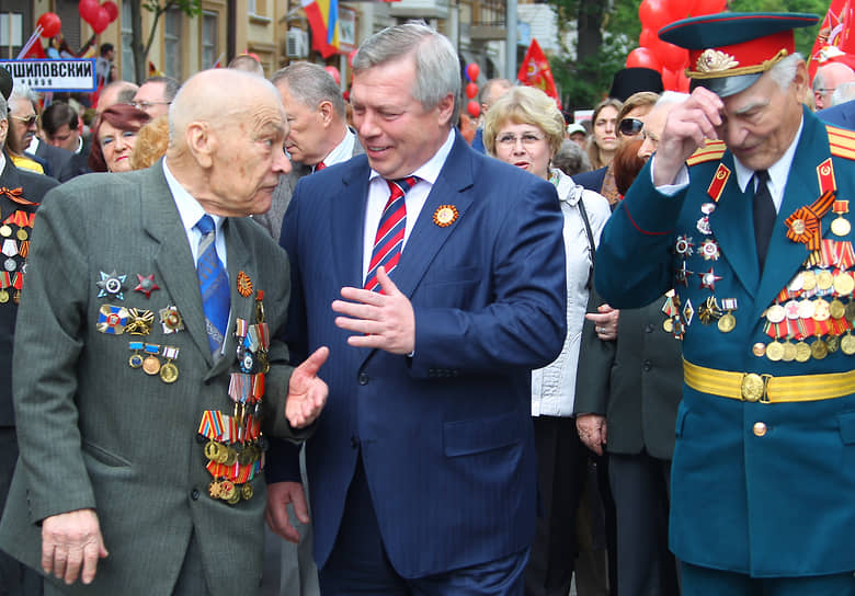 Губернатор Ростовской области Василий Голубев (в центре) с участниками Великой Отечественной войны на Театральной площади во время парада в честь 71-й годовщины Победы в Великой Отечественной войне