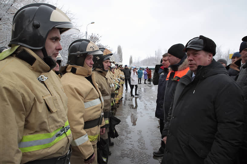 Взрыв бытового газа в жилом доме. Губернатор Ростовской области Василий Голубев (справа) во время гражданской панихиды по погибшим