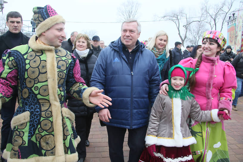 Празднование &quot;Широкой Масленицы&quot; в парке &quot;Левобережный&quot;. Губернатор Ростовской области Василий Голубев (в центре) во время гуляний