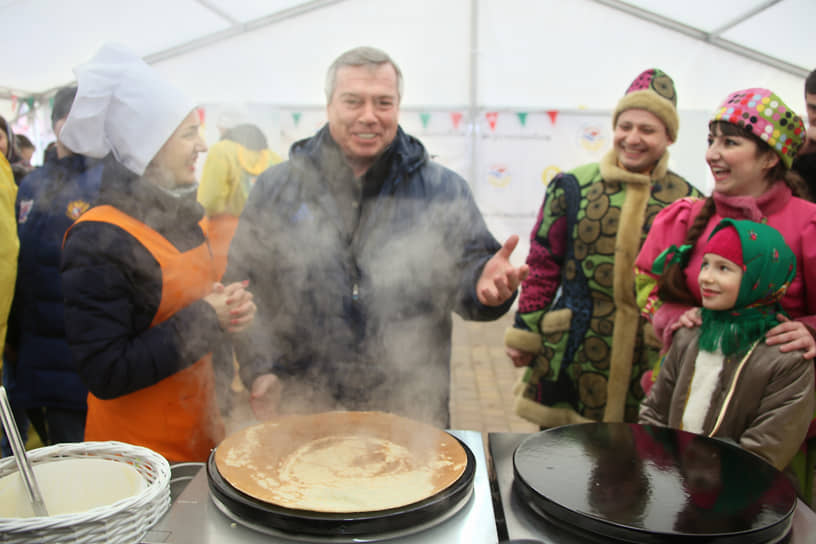 Празднование &quot;Широкой Масленицы&quot; в парке &quot;Левобережный&quot;. Губернатор Ростовской области Василий Голубев (в центре) во время приготовления блинов