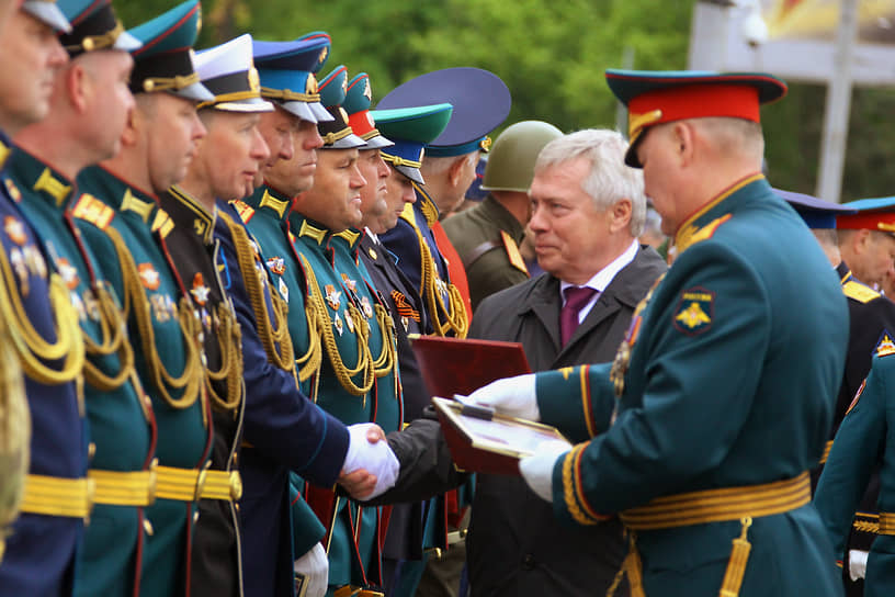 Военный парад на Театральной площади, посвященный 76-летию Победы в Великой Отечественной войне (ВОВ). Губернатор Ростовской области Василий Голубев (в центре) на параде