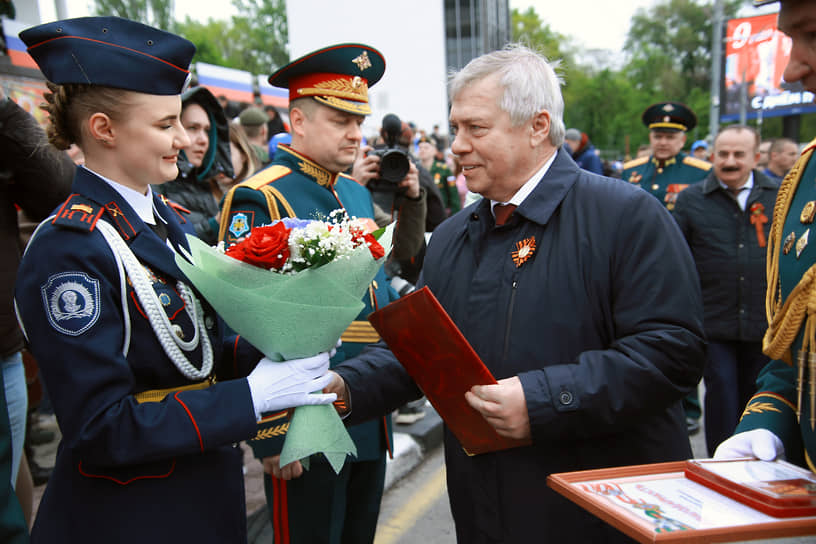 Военный парад войск Ростовского гарнизона, посвященный 78-й годовщине Победы в Великой Отечественной войне, на Театральной площади. Губернатор Ростовской области Василий Голубев (справа) перед началом парада