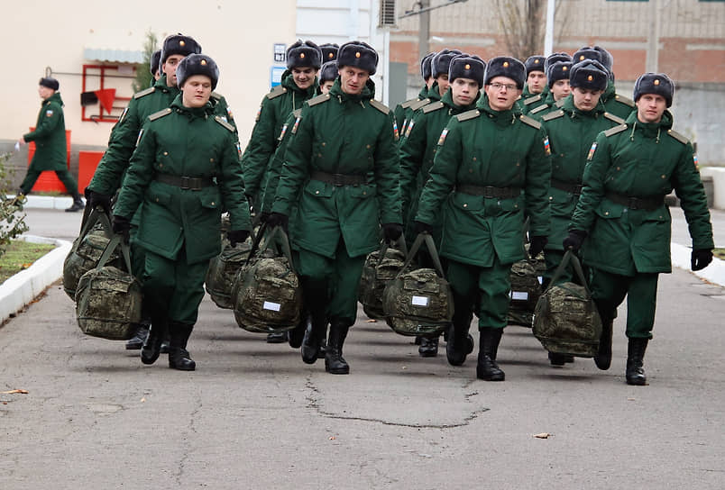 Церемония отправки к местам прохождения службы новобранцев из Донецкой и Луганской народных республик и Ростовской области, в тыловые подразделения и войска материально-технического обеспечения Южного военного округа (ЮВО). Военнослужащие перед отправкой