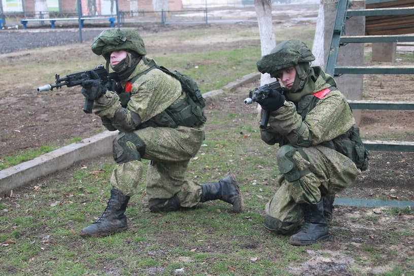 Саперы-штурмовики совершенствуют свои навыки на специальной полосе препятствий